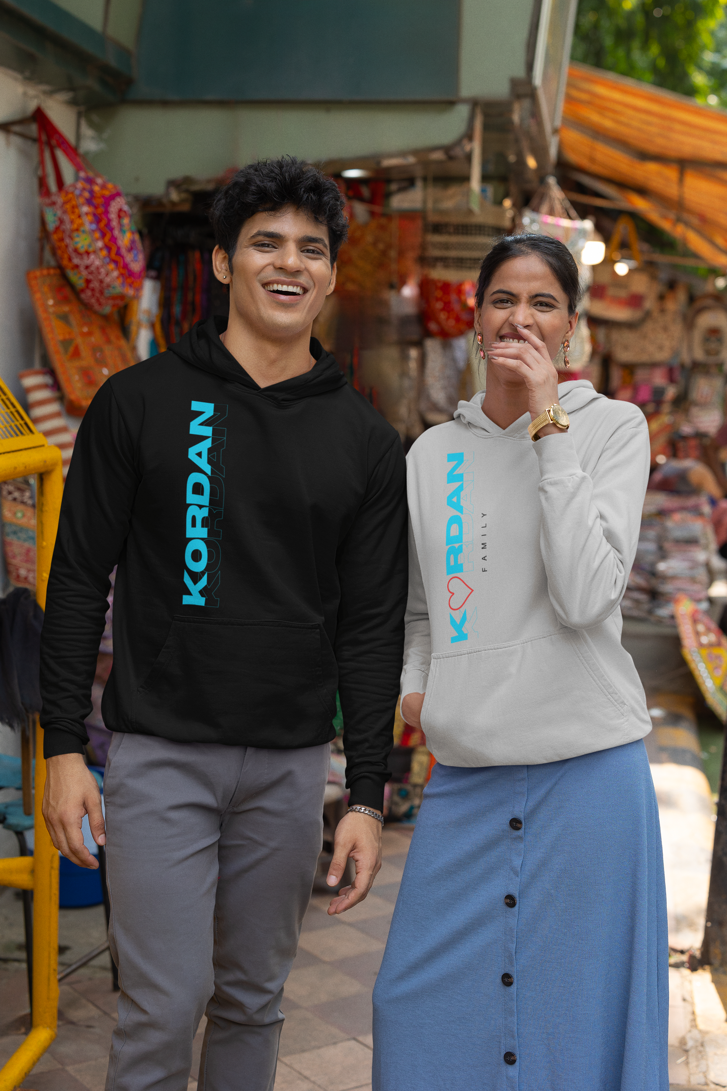 Czarna bluza z kapturem logo pionowe unisex