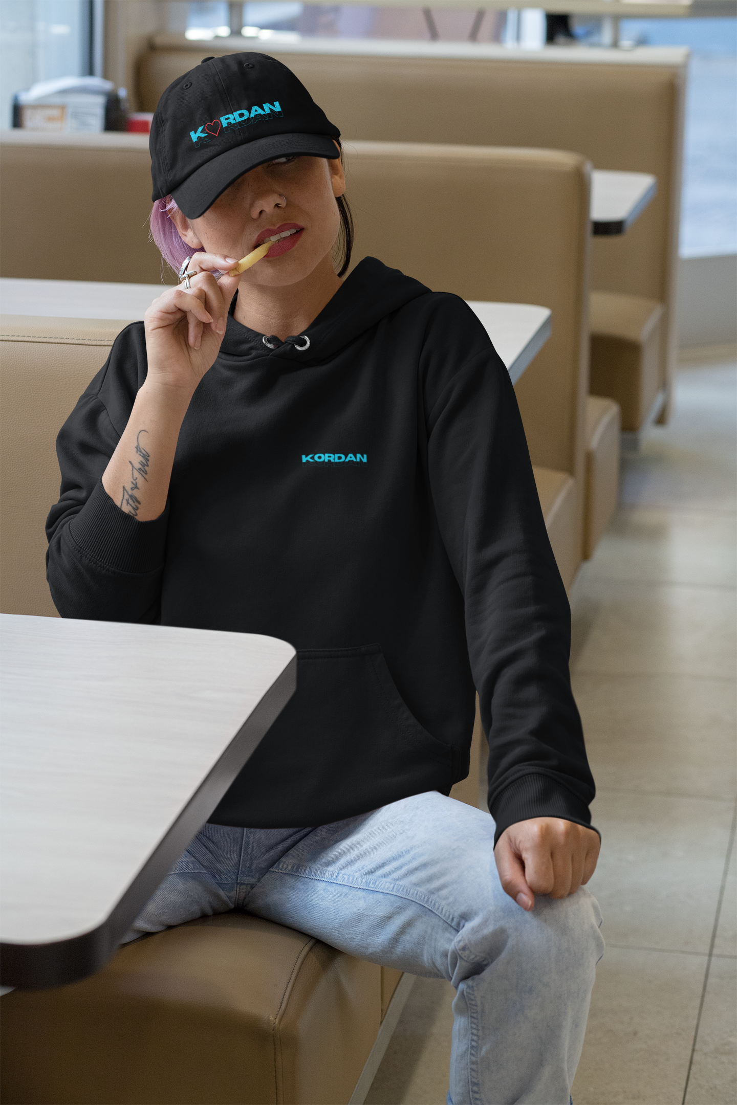 Czapka z daszkiem czarna Kordan z sercem