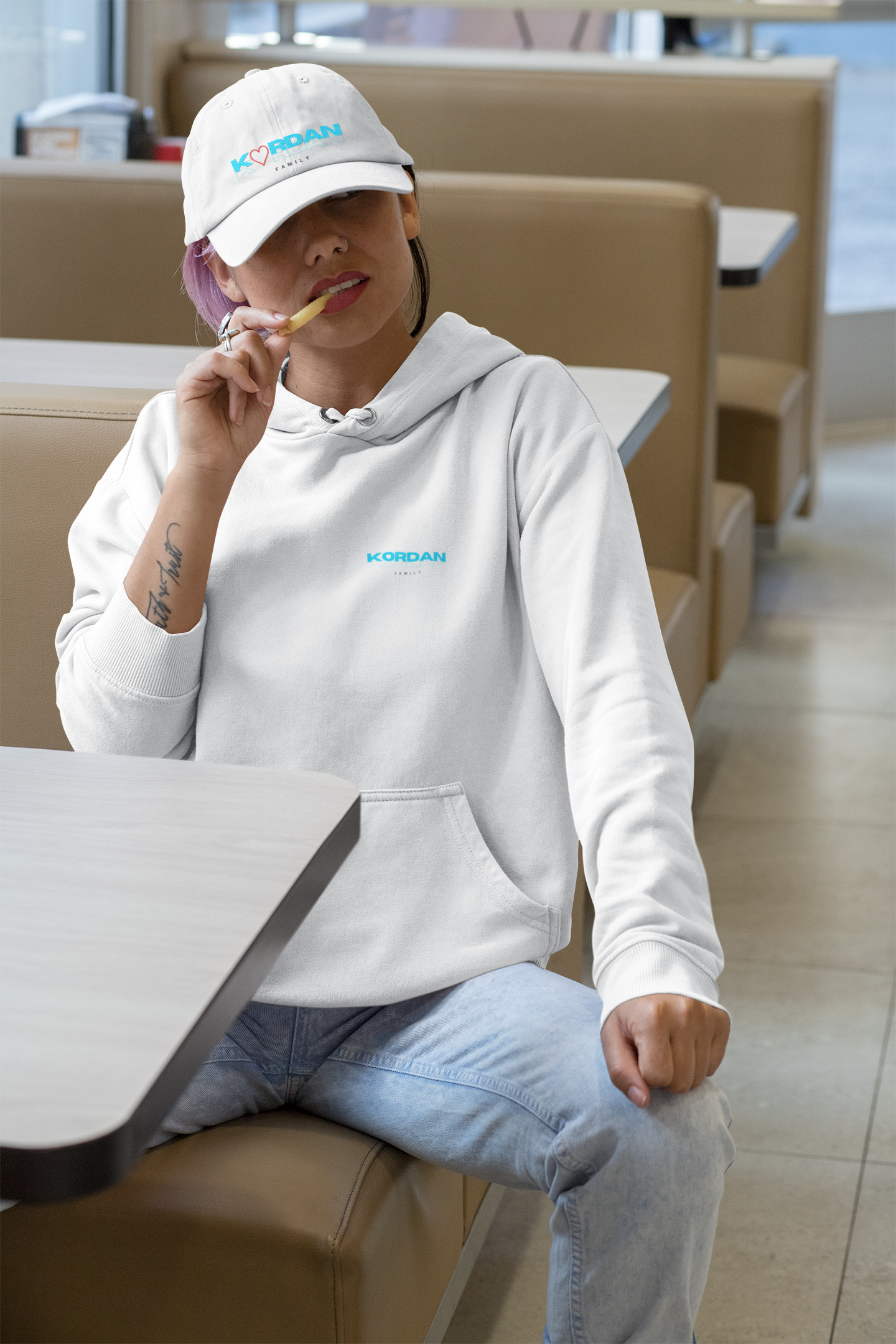 Biała bluza z kapturem małe logo poziome