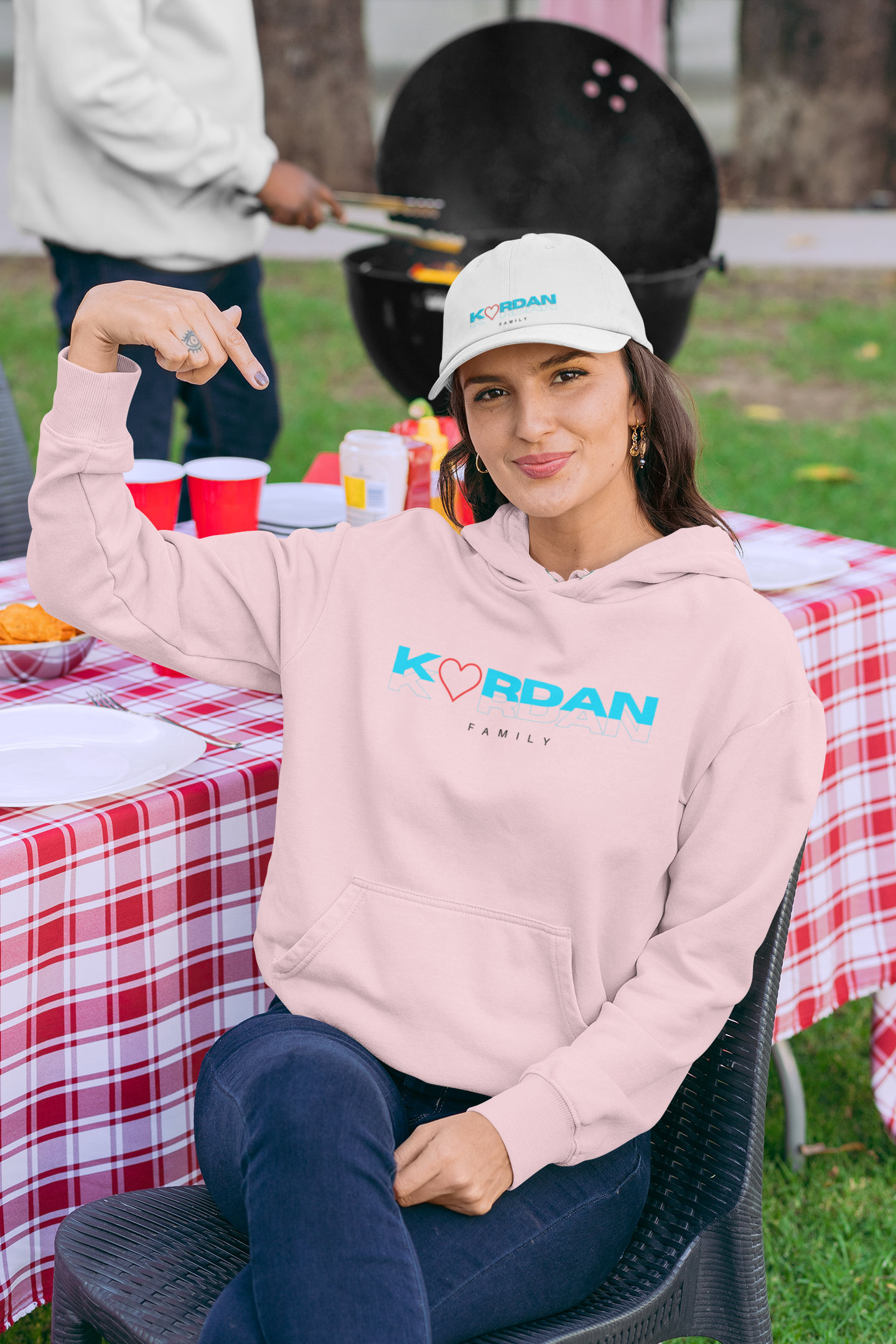 Różowa bluza z kapturem logo poziome z sercem