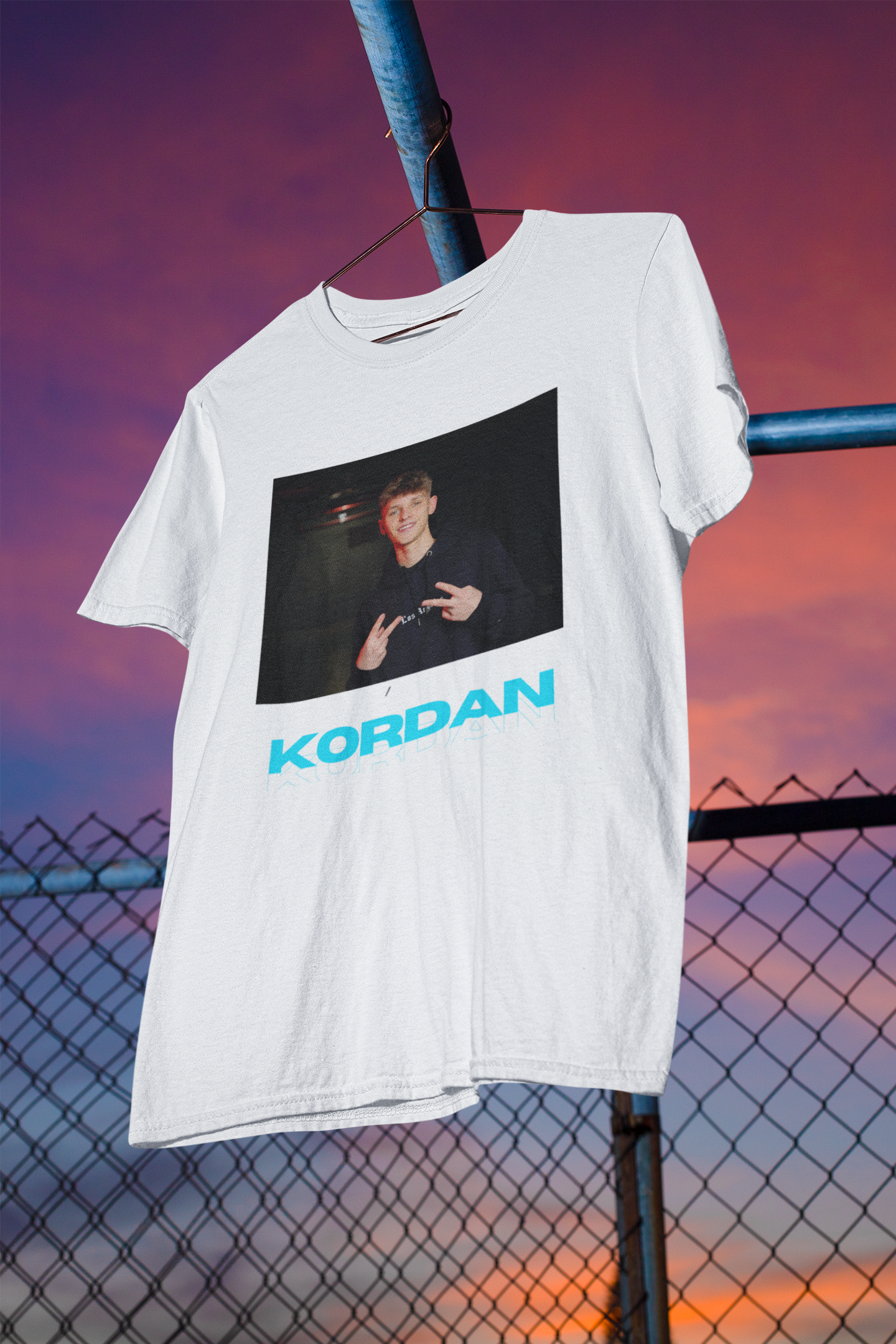 T-shirt biały logo poziome foto Kordan 1