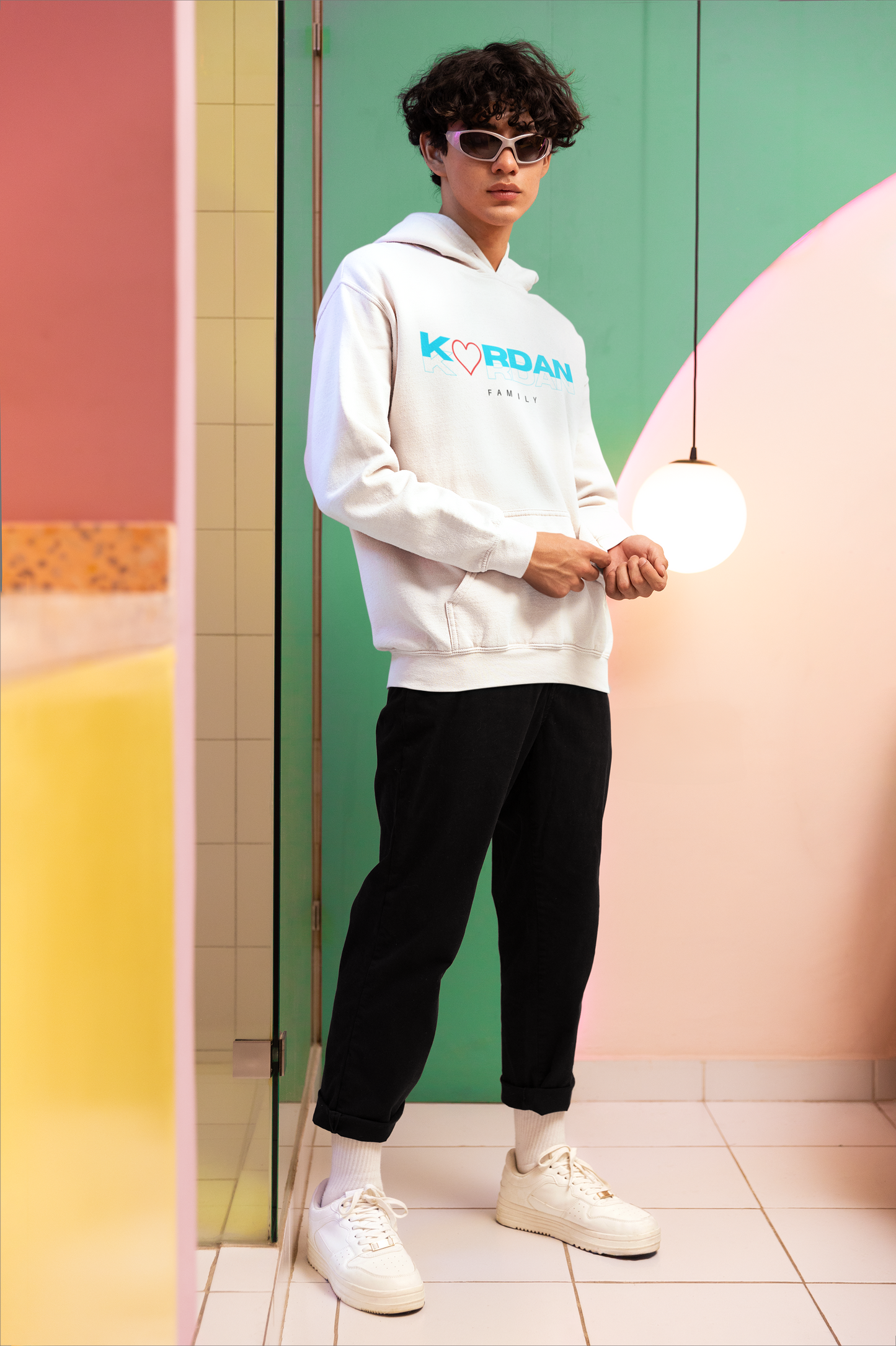 Biała bluza z kapturem logo poziome z sercem