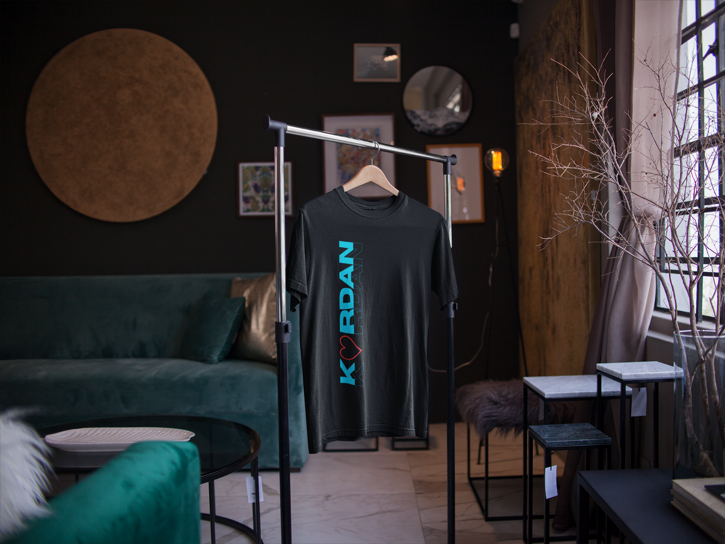 T-shirt czarny logo pionowe Kordan z sercem