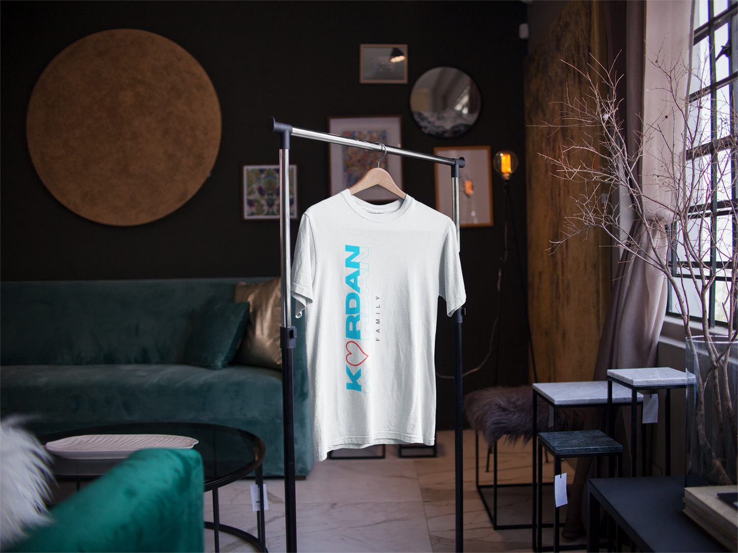 T-shirt biały logo pionowe Kordan z sercem