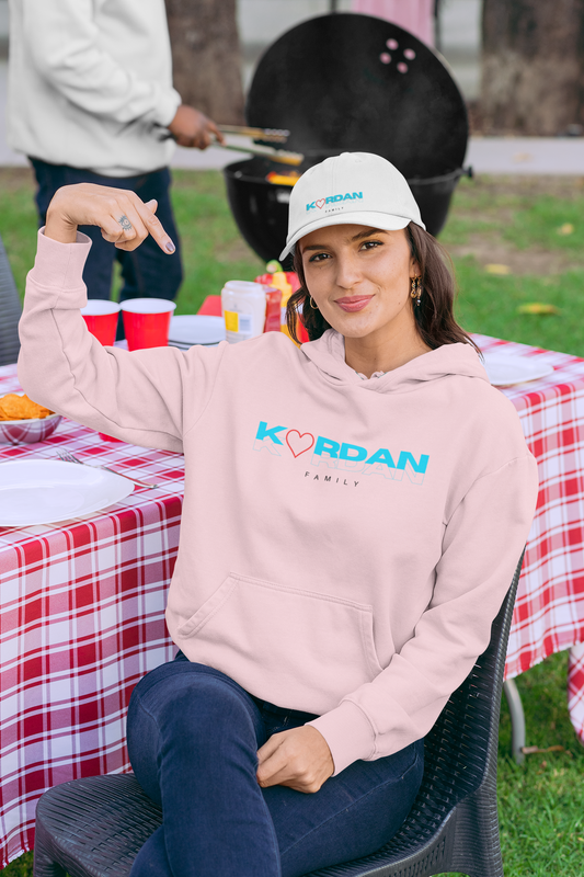 Różowa bluza z kapturem logo poziome z sercem