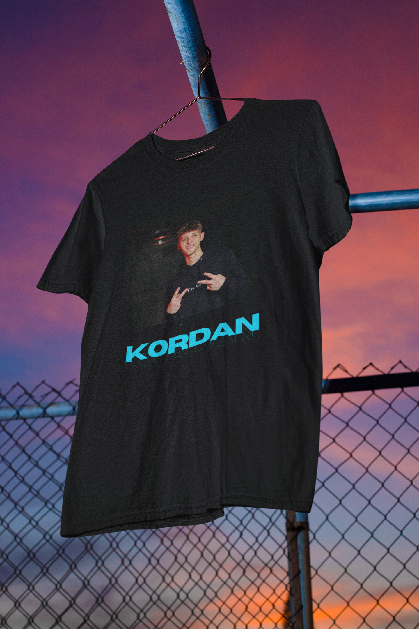 T-shirt  czarny logo pionowe i foto Kordan 1